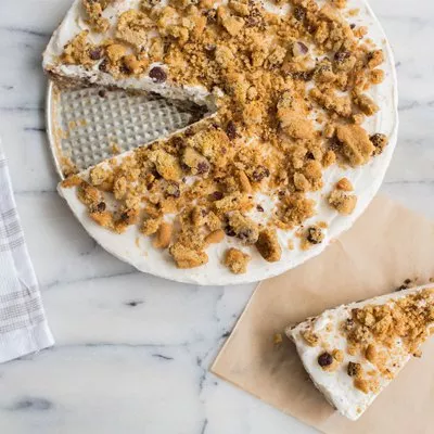 Postre helado de galleta y helado