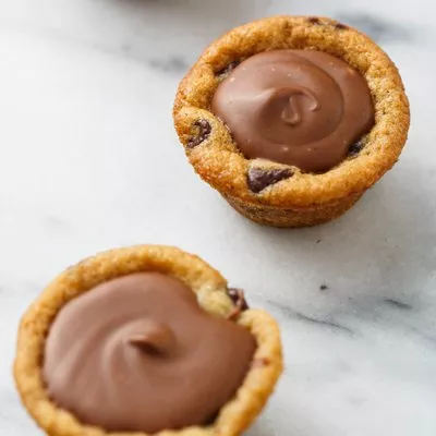 Tazas de galletas de chispas de chocolate con chocolate