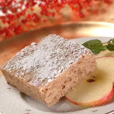 Barras de pastel de nuez y canela con manzana