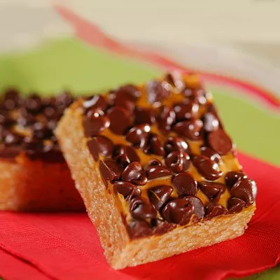 Barras fáciles de mantequilla de maní con chocolate sin hornear