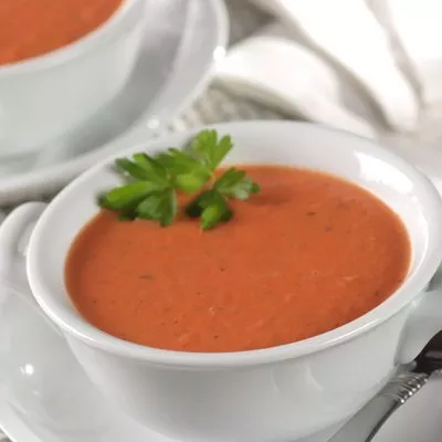 Sopa cremosa de tomate con sabores italianos