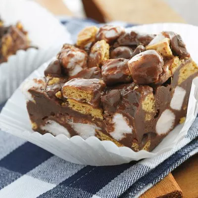 Barras de chocolate con leche sin hornear fáciles S'More Bars