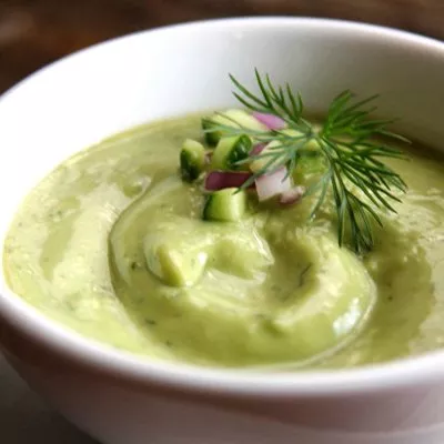 Sopa fría de aguacate y pepino de primavera