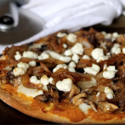 Pizza de calabaza, champiñones y cebolla caramelizada