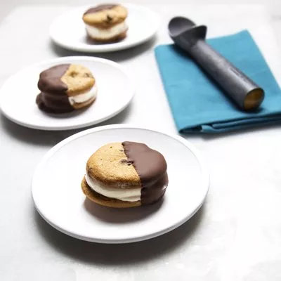 Sándwiches de helado de mantequilla de maní bañados en chocolate