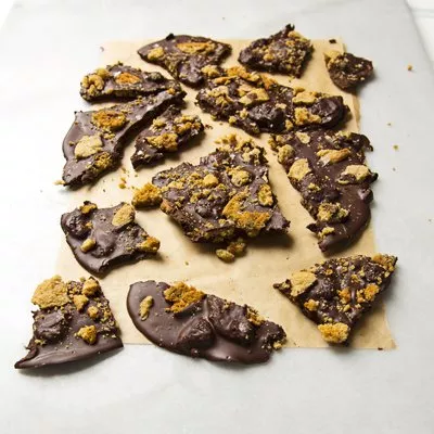 Corteza de galleta de chocolate oscuro