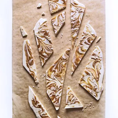 Corteza blanca con remolino de caramelo de naranja