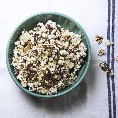 Palomitas de maíz con chocolate negro y papas fritas