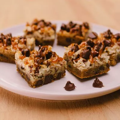 Barras de galletas de nuez y caramelo de coco