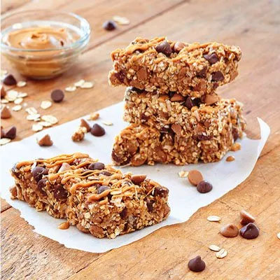 Barras de avena con chocolate y mantequilla de maní sin hornear