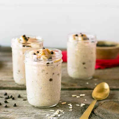 Avena de plátano, mantequilla de maní y chocolate durante la noche