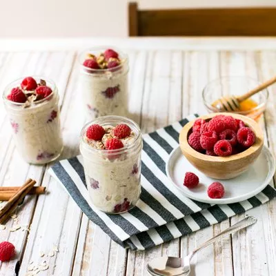 Avena con sabor a fruta durante la noche