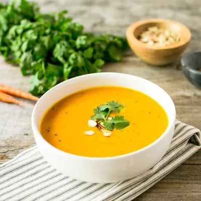 Sopa de zanahoria asada, jengibre y almendras