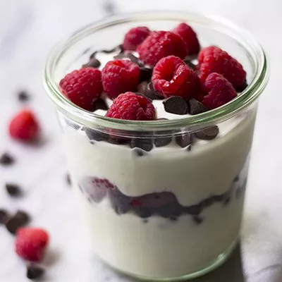Parfait de yogur con bocados semidulces Nestlé Toll House