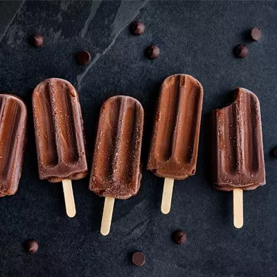 Fudgesicles de chocolate oscuro