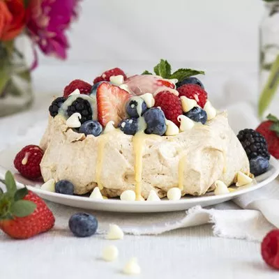 Pavlova de frutas de primavera