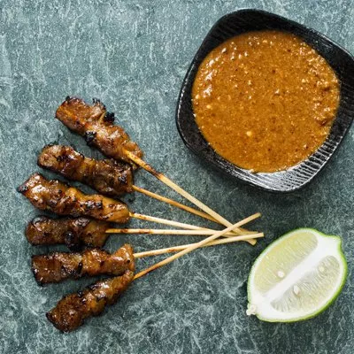 Satay de pollo tailandés con salsa de cacahuete y calabaza