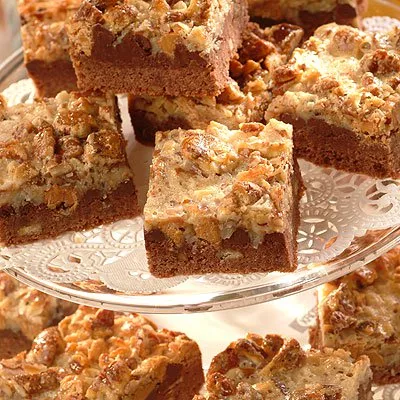 Barras de capas de coco y pretzel de chocolate