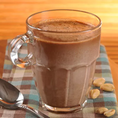 Chocolate caliente oscuro con nueces