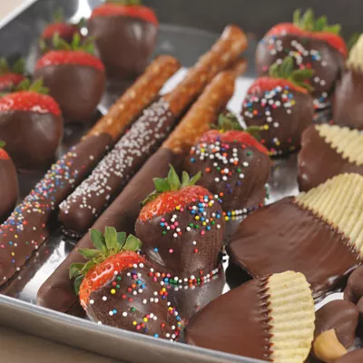 Fresas y bocadillos bañados en chocolate amargo