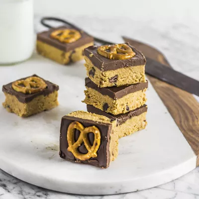 Barras de pretzel de mantequilla de maní dulce y salada sin hornear