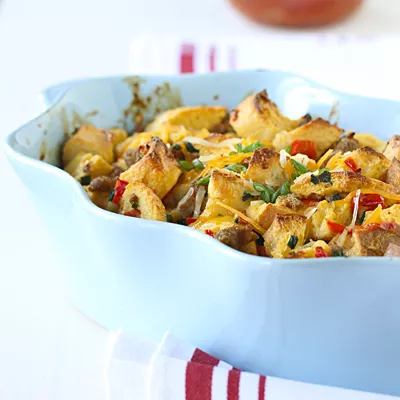 Cazuela de salchicha para el desayuno preparada con anticipación