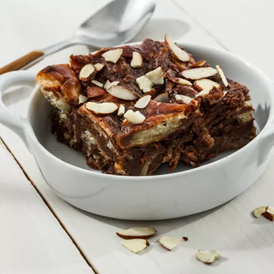 Cazuela de Tostada Francesa de Durazno y Almendras