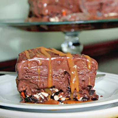 Pastel de helado crujiente de chocolate amargo, caramelo y pretzel