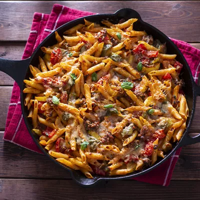 Cena de pasta con salchicha fácil