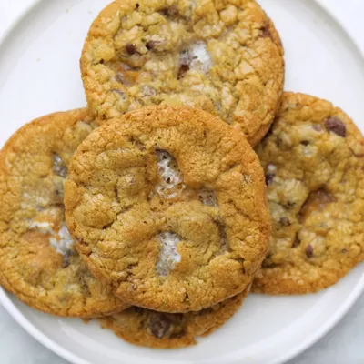 Galletas de chispas de chocolate rellenas de S'mores