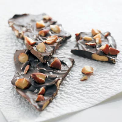 Corteza de chocolate de almendra ahumada salada al mar