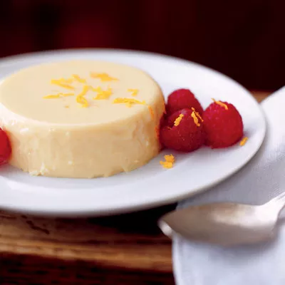 Panna cotta de naranja clara con frambuesas frescas