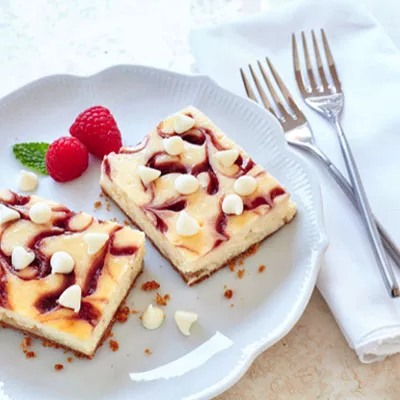 Barras de tarta de queso con remolino de frambuesa