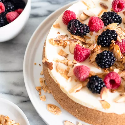 Tarta de queso con almendras confitadas