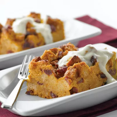 Pudín de pan de calabaza con salsa de yogur y azúcar moreno