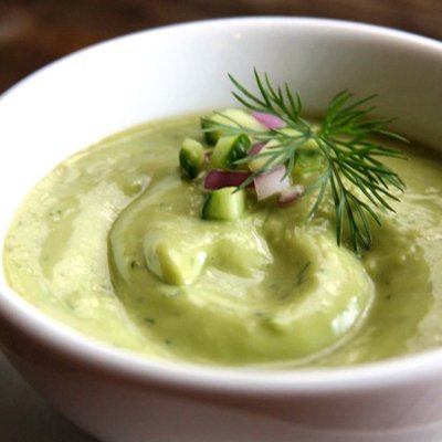 Sopa fría de aguacate y pepino de primavera