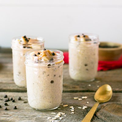Avena de plátano, mantequilla de maní y chocolate durante la noche