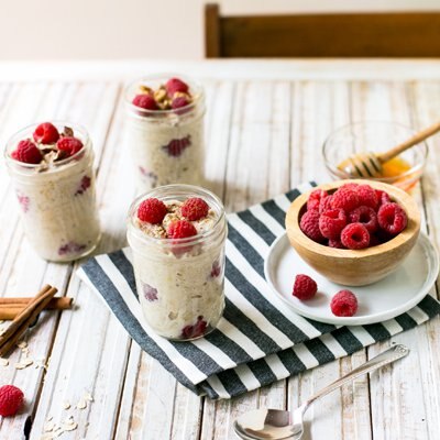 Avena con sabor a fruta durante la noche