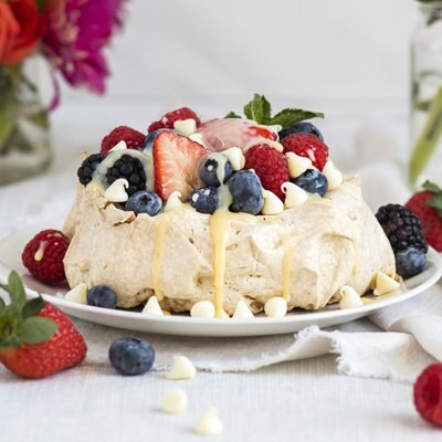 Pavlova de frutas de primavera
