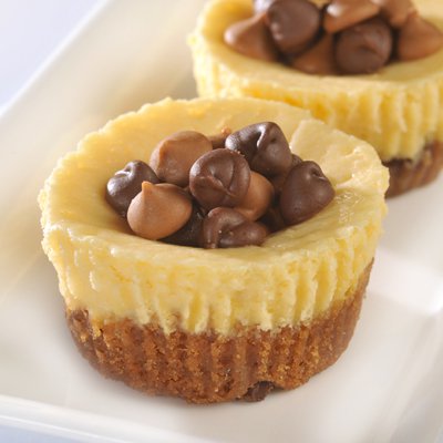 Tazas de galleta de tarta de queso con mantequilla de maní y chispas de chocolate
