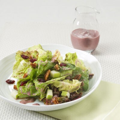 Verduras mixtas aderezadas con arándanos con manzanas y nueces glaseadas