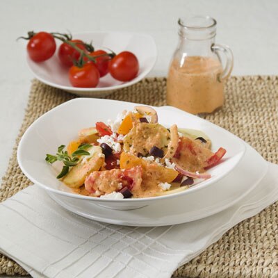 Ensalada griega de pepino y tomate con aderezo de pimiento rojo asado