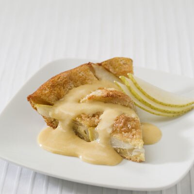 Clafoutis de pera con salsa de natillas de cardamomo