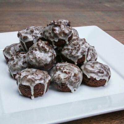Agujeros de rosquilla de chocolate al horno