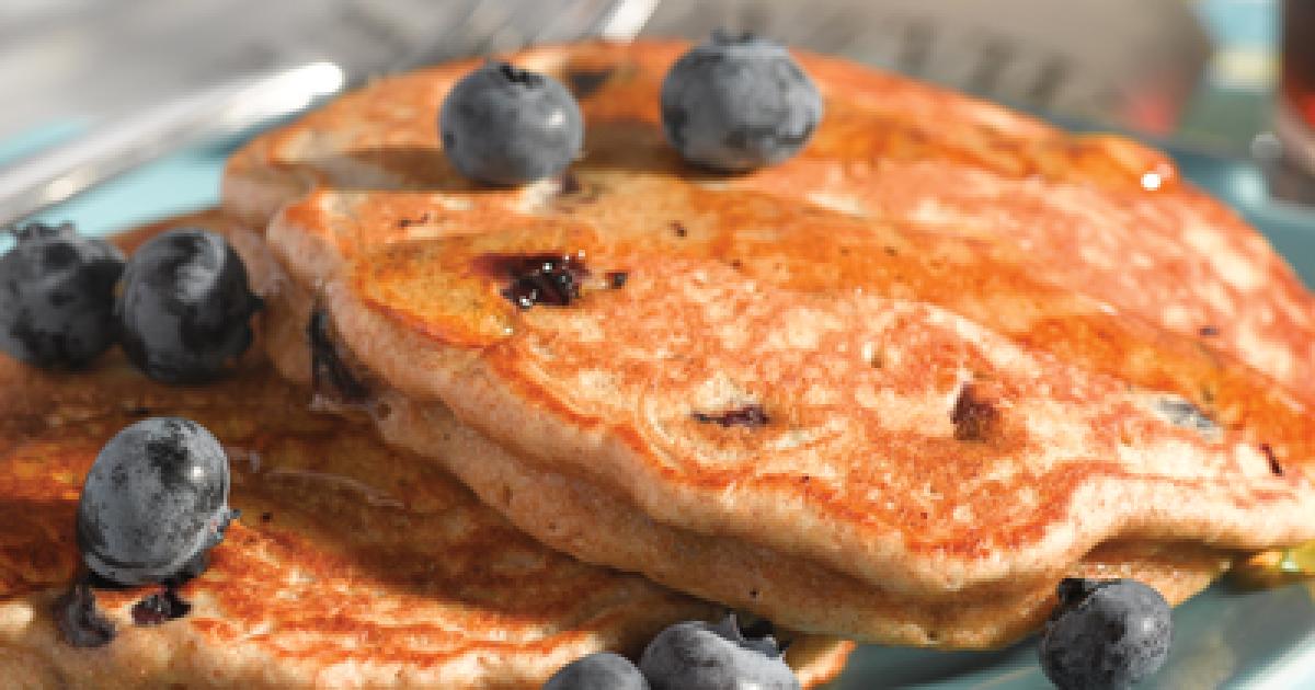 Panqueques Integral con Arándanos Azules | Carnation® Leches