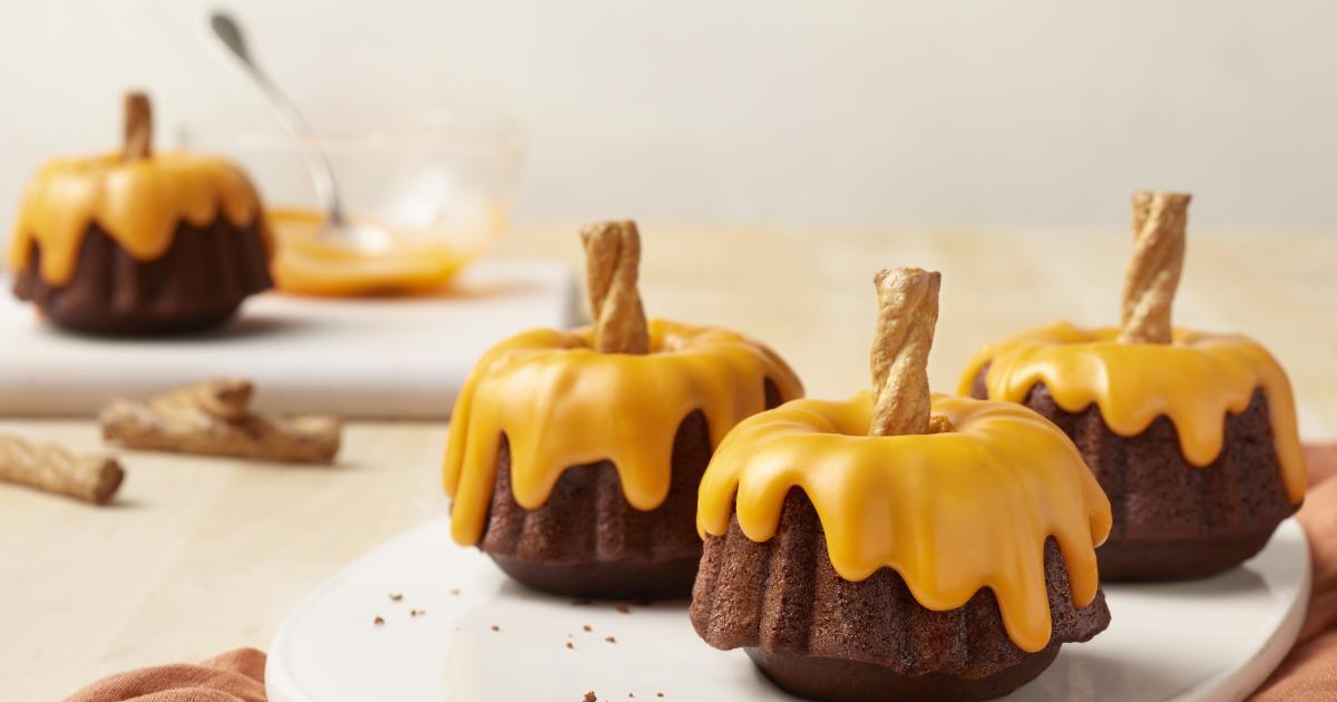 Mini Chocolate Pumpkin Bundt Cakes LIBBY'S®