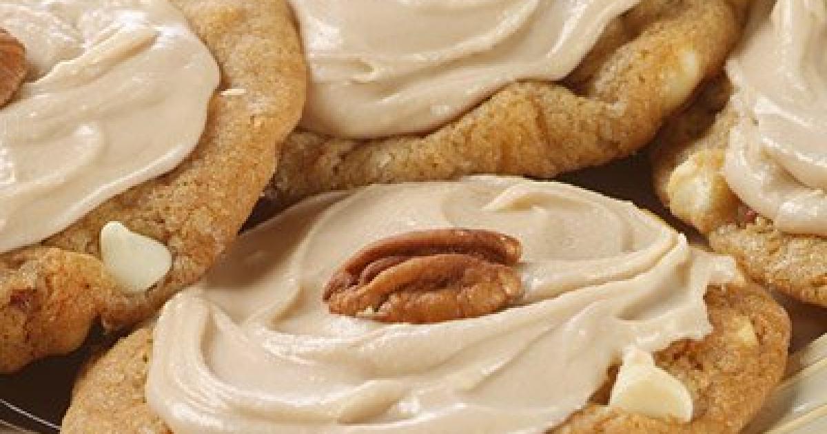 Frosted Maple Pecan White Chip Cookies | NESTLÉ® TOLL HOUSE®