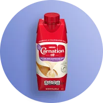 Envase rojo de leche evaporada con logotipo Carnation sobre fondo azul circular