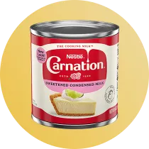Lata de leche condensada Carnation, etiqueta roja con logotipo y porción de tarta