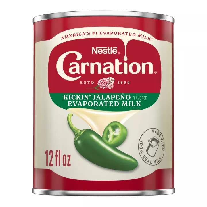 Vista frontal centrada de una lata de CARNATION Evaporated Jalapeno Milk Pretty Darn Quick con PESO NETO de 12floz (354 ml).